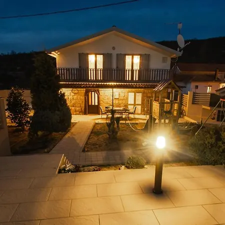 Spacious For 10 With A Big Private Pool *