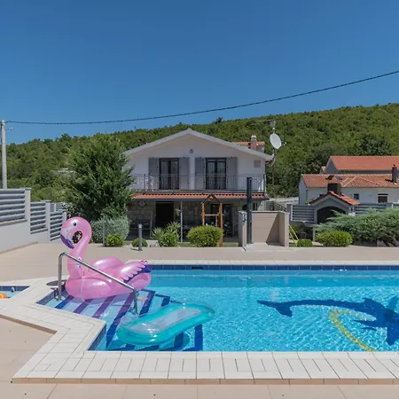 Spacious For 10 With A Big Private Pool