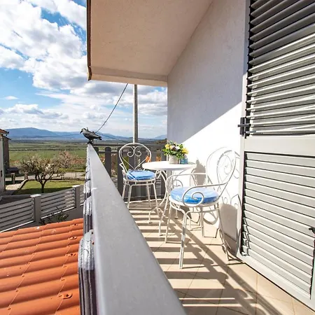 Spacious For 10 With A Big Private Pool Trilj