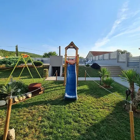 Spacious For 10 With A Big Private Pool Trilj