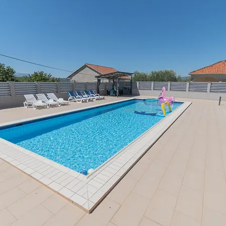 Villa Spacious For 10 With A Big Private Pool
