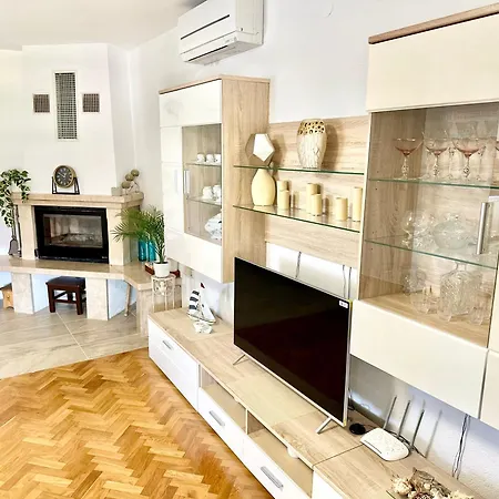 Spacious For 10 With A Big Private Pool