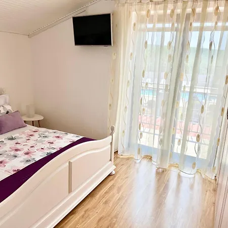 Spacious For 10 With A Big Private Pool