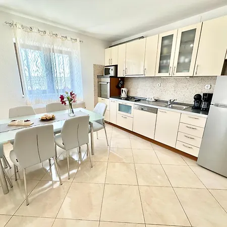 Villa Spacious For 10 With A Big Private Pool Trilj