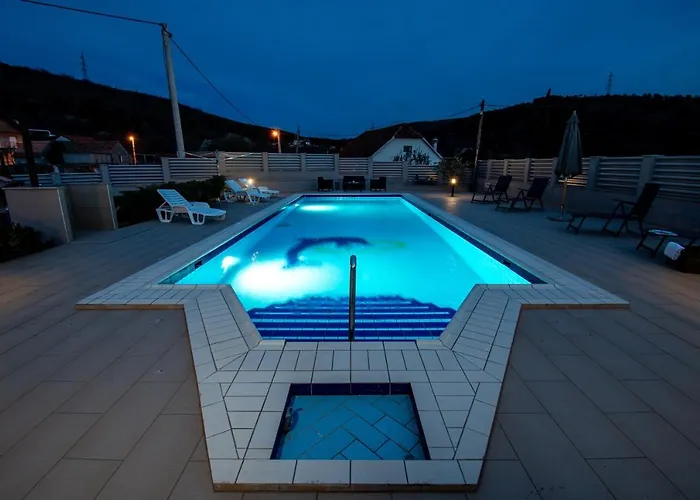 Spacious For 10 With A Big Private Pool Trilj