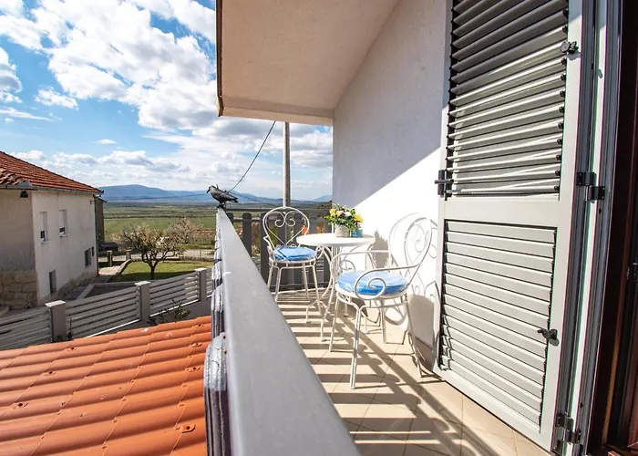 Spacious For 10 With A Big Private Pool Trilj